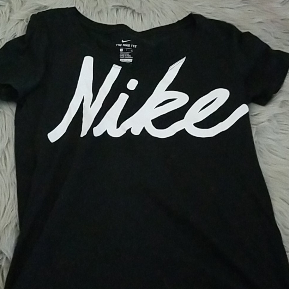 Nike shorts sleeve tee